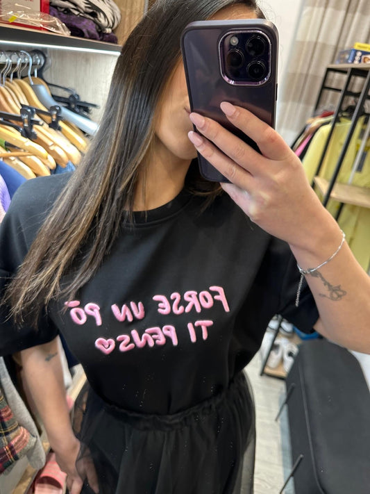 T-SHIRT CON MANICHE CORTE E RICAMO "Forse un po' ti penso"