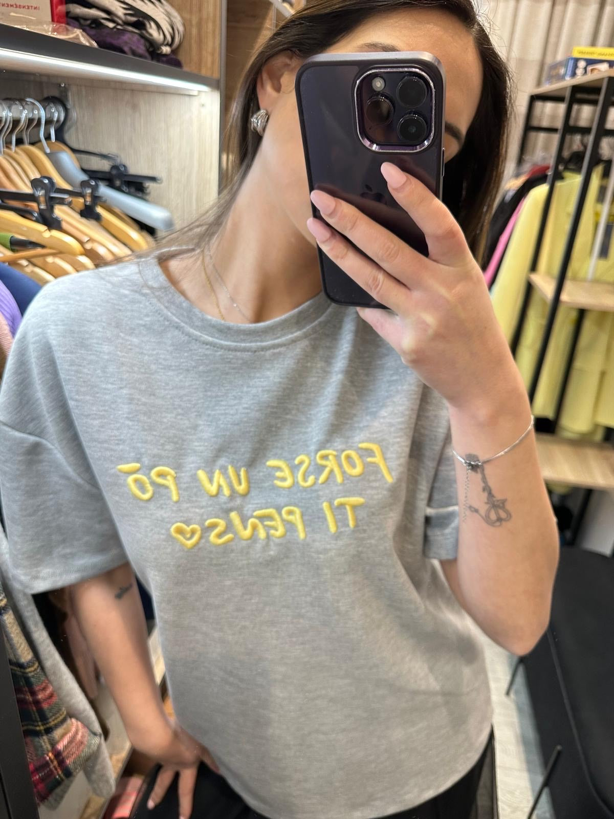 T-SHIRT CON MANICHE CORTE E RICAMO "Forse un po' ti penso"